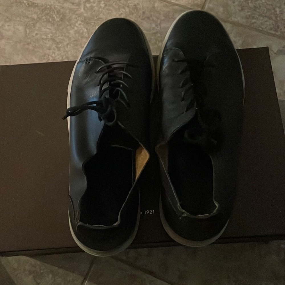 MENS SPORTS SHOES SIZE 10.5 IN EXCELLENT CONDITION